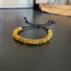 Pulsera Brava tejida a mano en tono dorado, estilo anillo completo, hecha en Chile