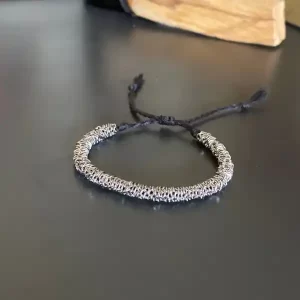 Pulsera tejida a mano con eslabones plateados de la colección Brava de Paz Gabriel