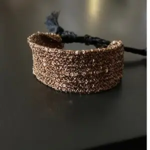 Pulsera Brava cobre hecha en Chile, tejido artesanal ancho