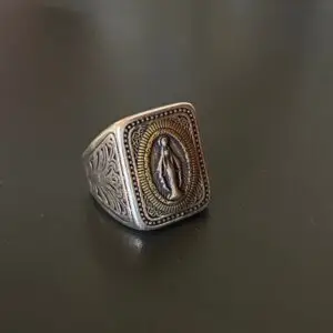 anillo la virgen artesanal con acabado envejecido