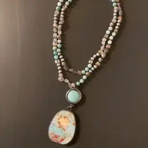 Collar de amazonita y jaspe imperial con diseño artesanal y colgante grande en tonos tierra.